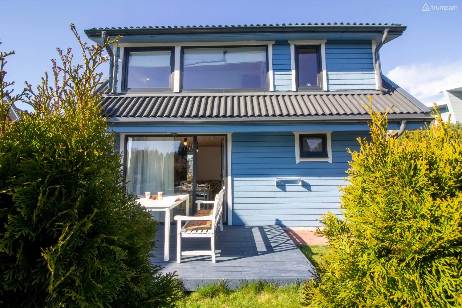 Новые домики с террасой вблизи моря