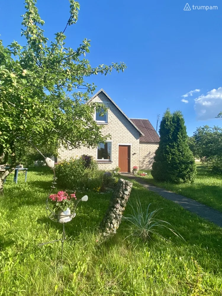 Namas ant ežero kranto su pirtim