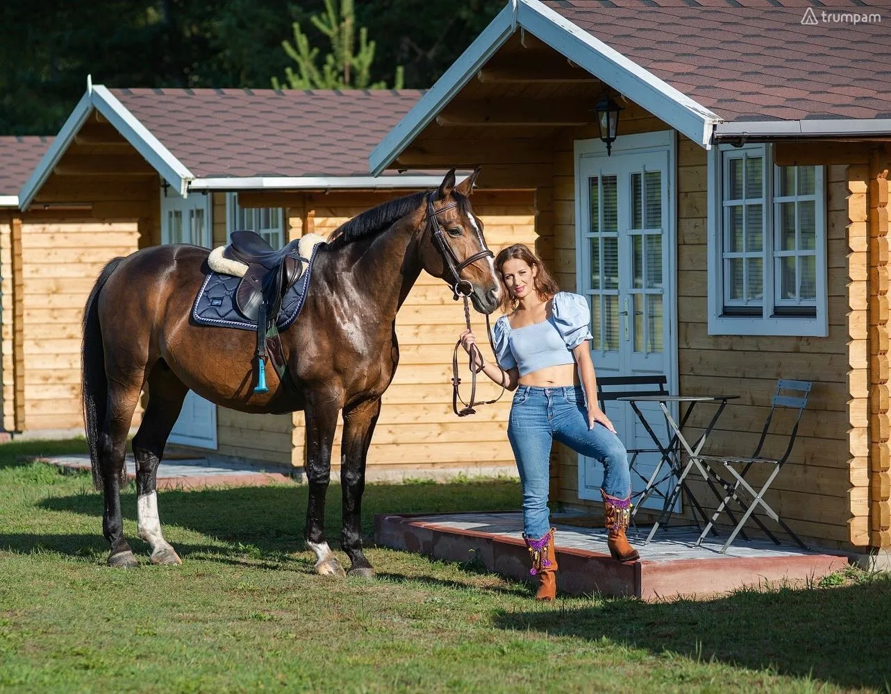 Jaukūs nameliai šalia žirgyno