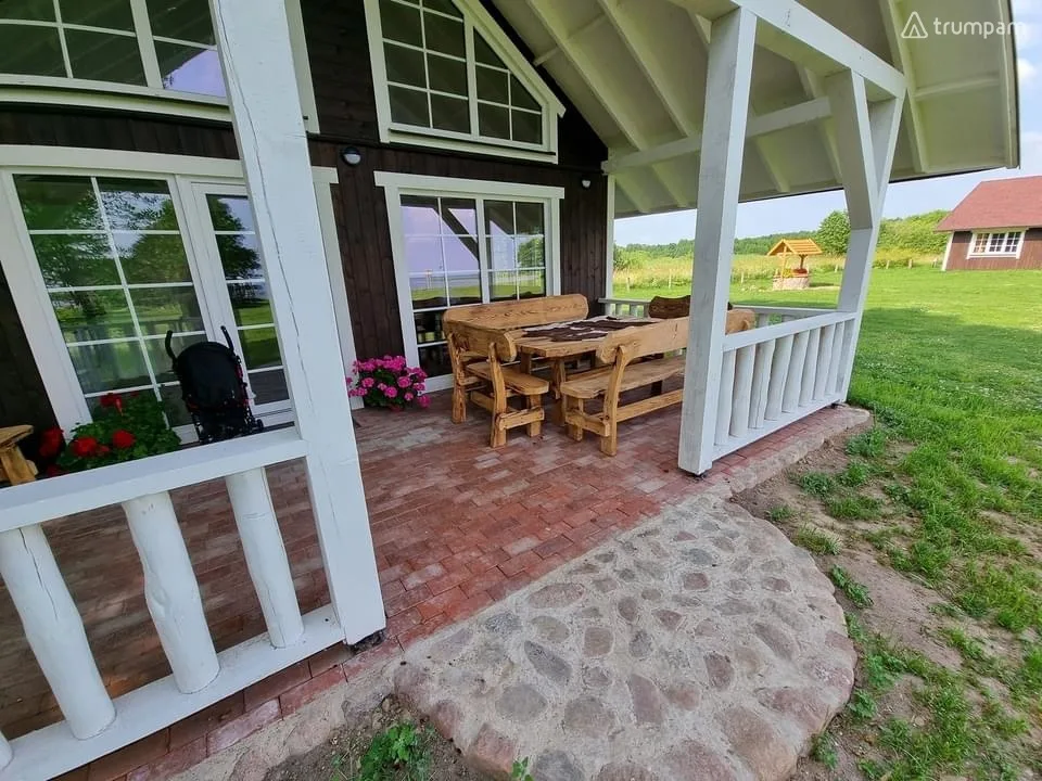 Усадебный дом в окружении природы у озера