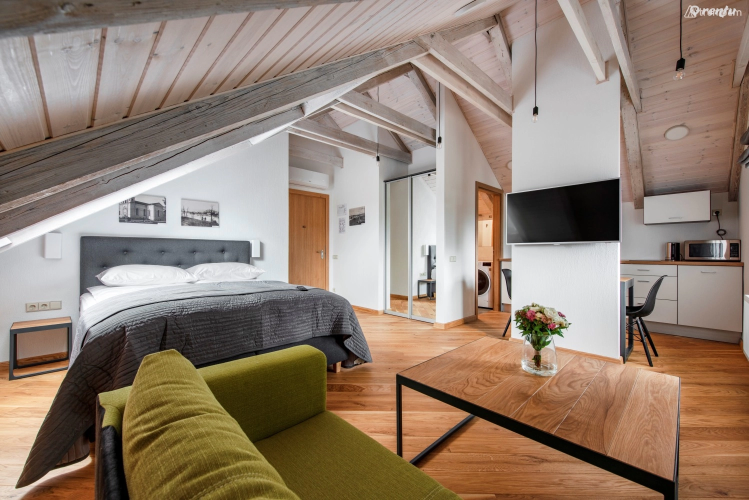 Piano apartment with view to courtyard