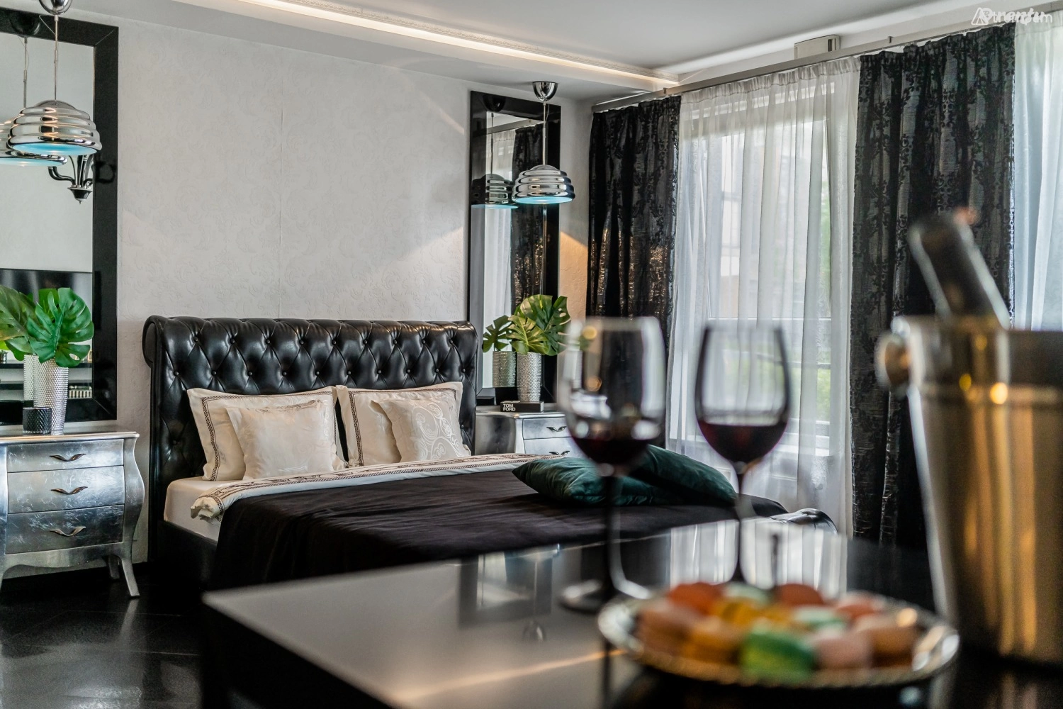 Black & White apartment with jacuzzi