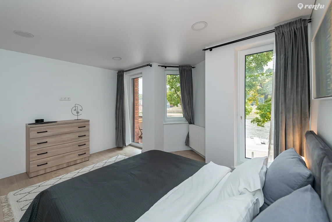 Riverfront 2BD Old Town Apartment - D8