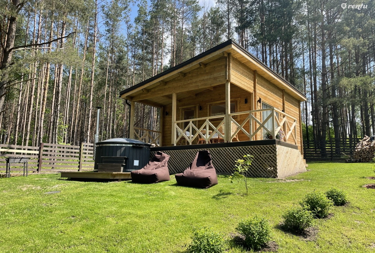 Keturvietis namelis su kubilu ant ežero kranto