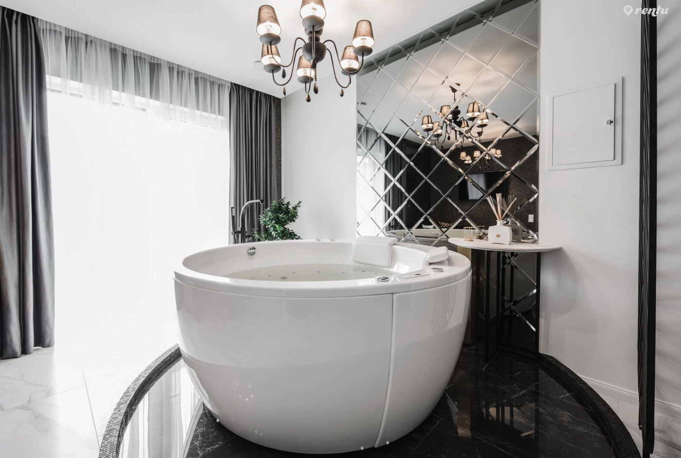 Luxury apartment with jacuzzi in Kaunas