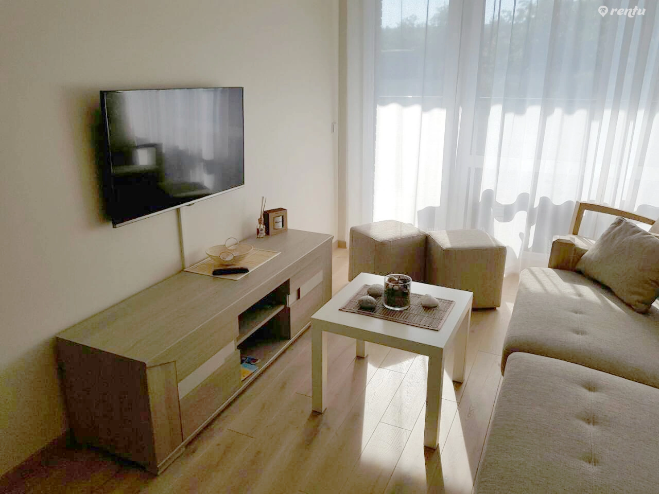 Двухкомнатная квартира с балконом и парковкой.