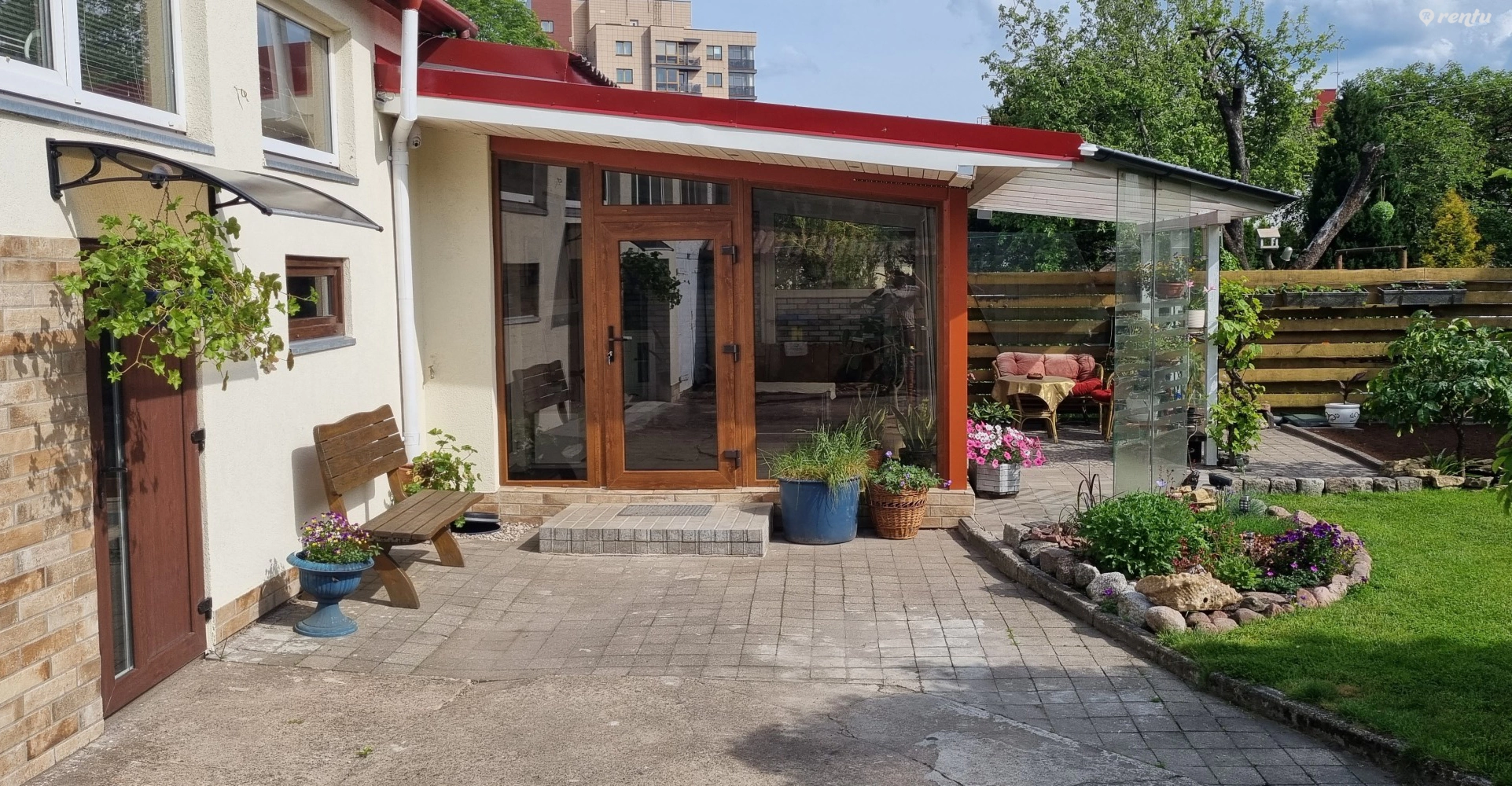 Apartment with a separate entrance in a private house