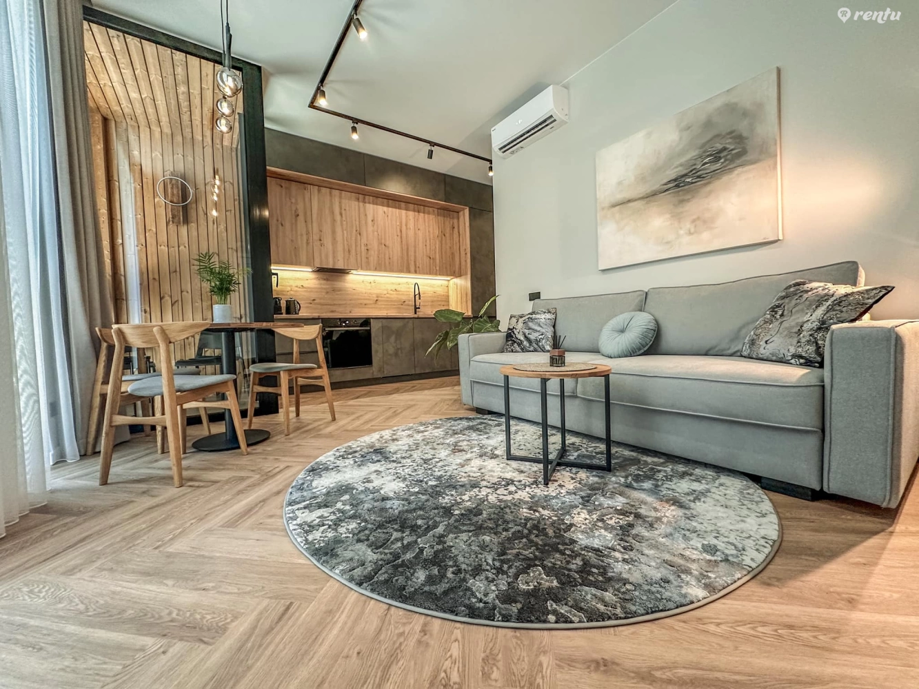 Stilingas dviejų kamb. butas Klaipėdos Centre