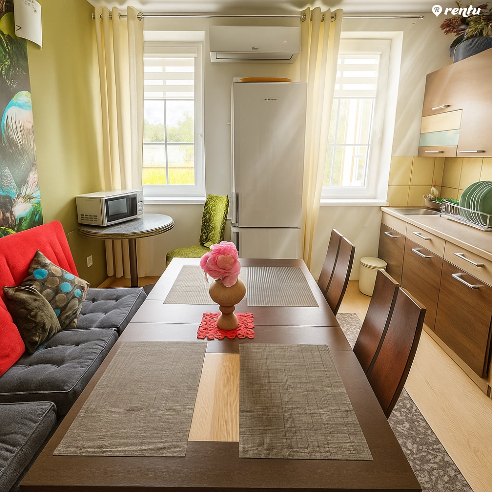 Трехкомнатная квартира на втором этаже с отдельным входом.