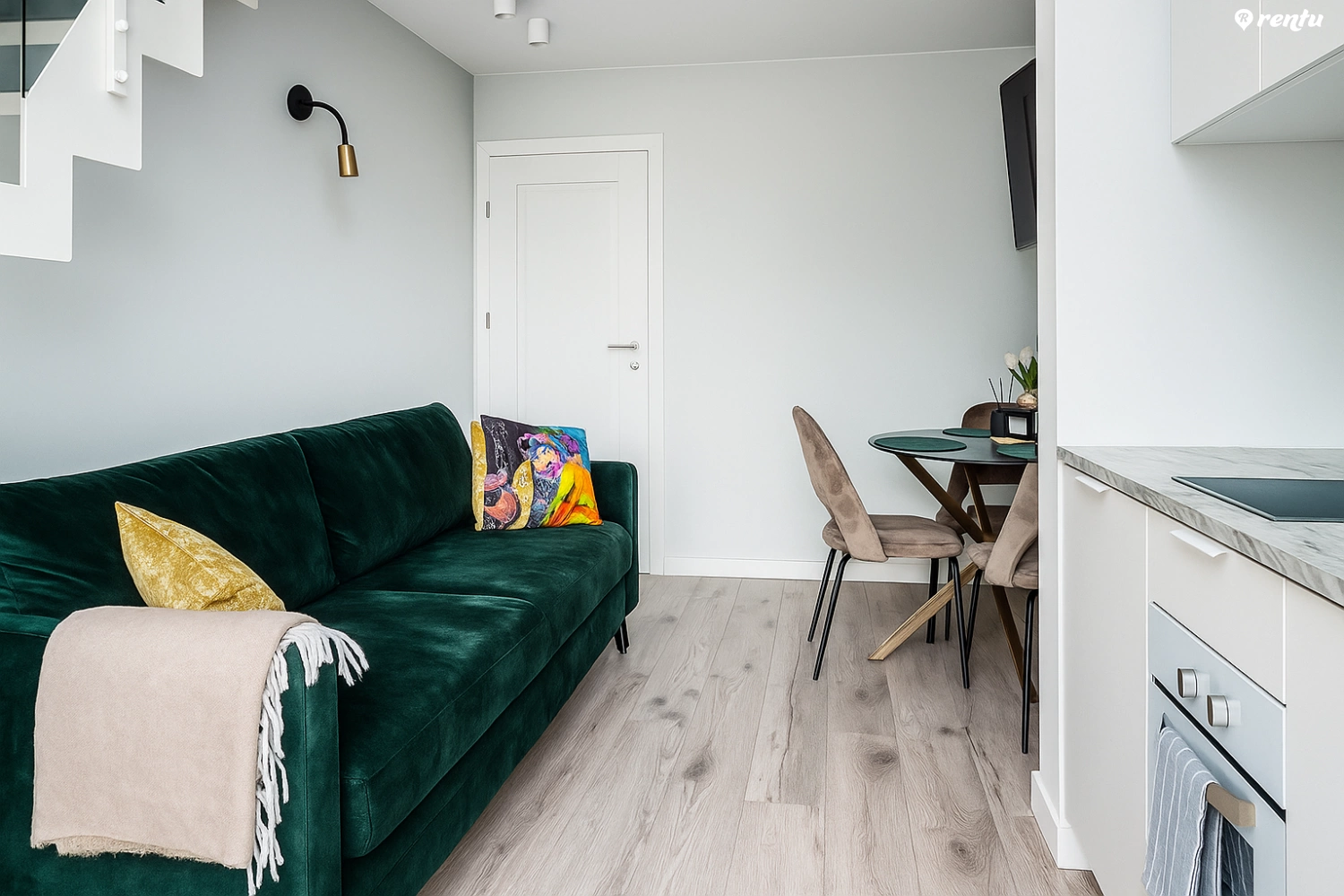 Palangos loftai- loftas su šildomu baseinu kieme ir parkingu