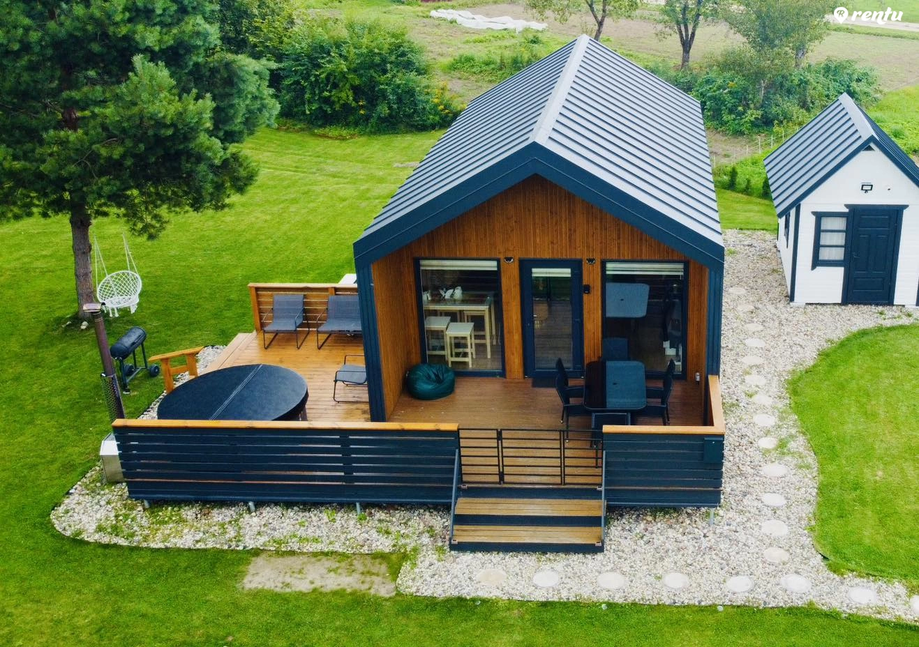 Chill House – Namelis su erdviu kiemu ir lauko jacuzzi