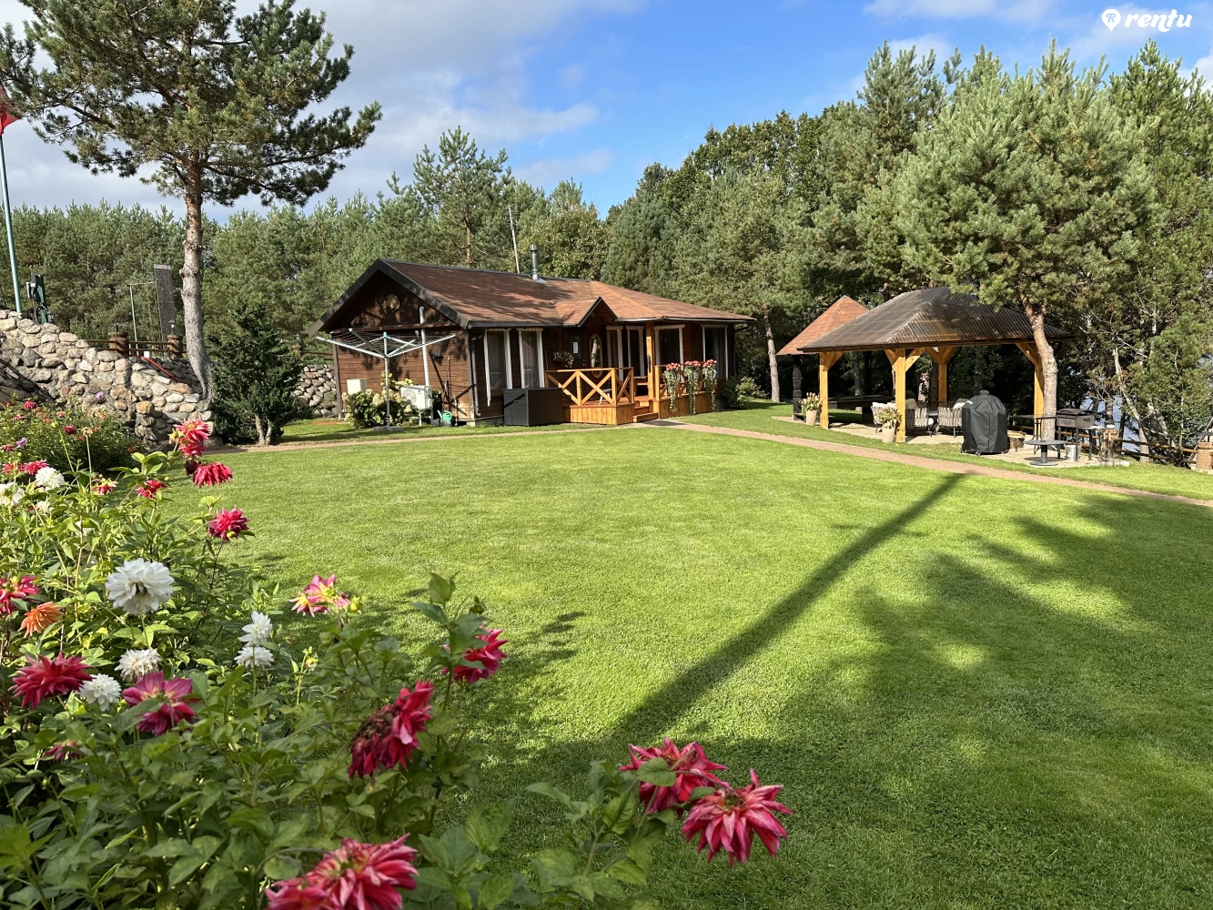 Романтический домик на берегу озера