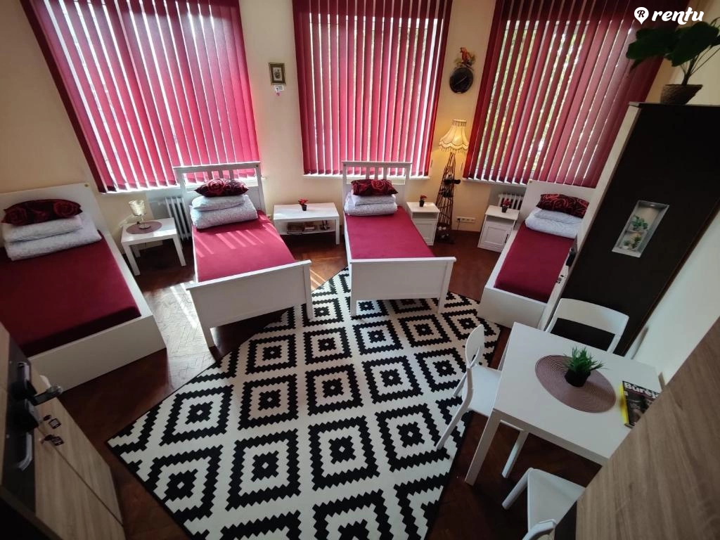 Lova bendrame mišriame 8 vietų miegamajame