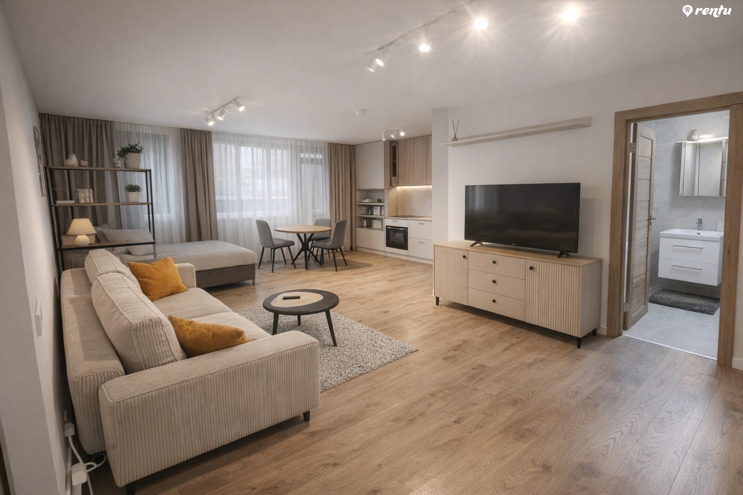 Просторная студия с уютным балконом