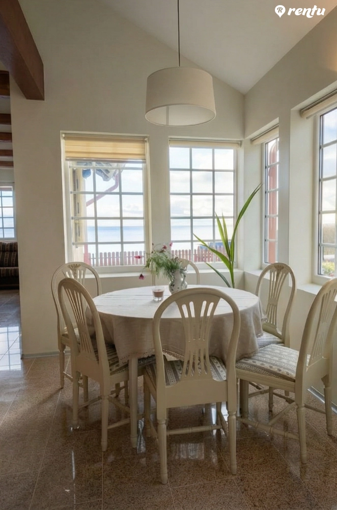 Часть дома на берегу залива