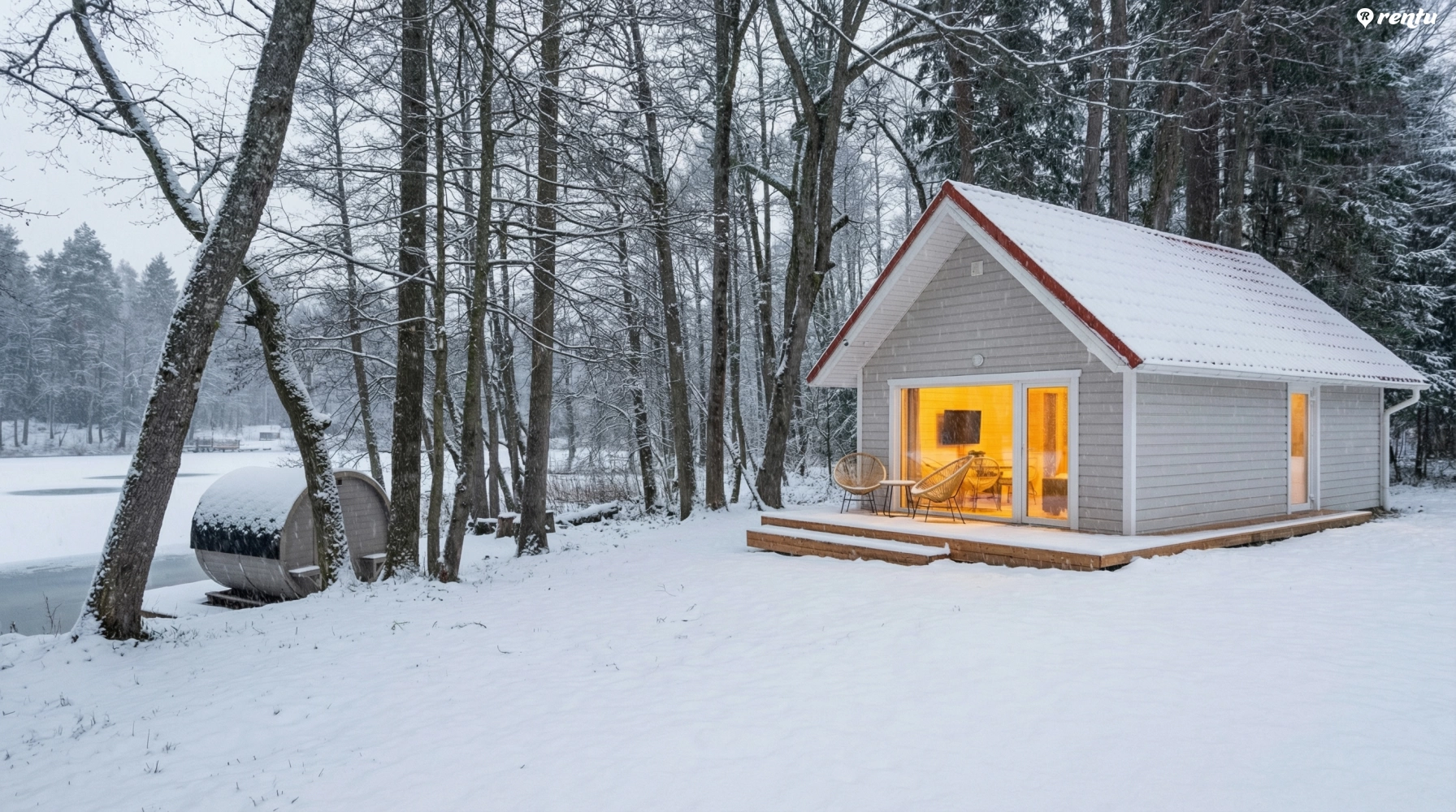 Naujas namelis ant ežero kranto