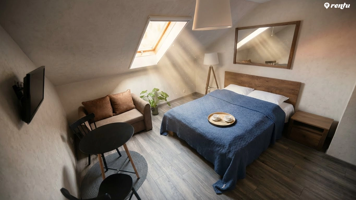 Trivietis kambarys Nidoje, Pas Juste