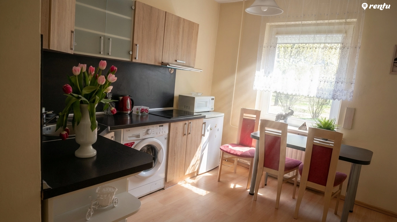 Однокомнатная квартира с балконом на первом этаже.