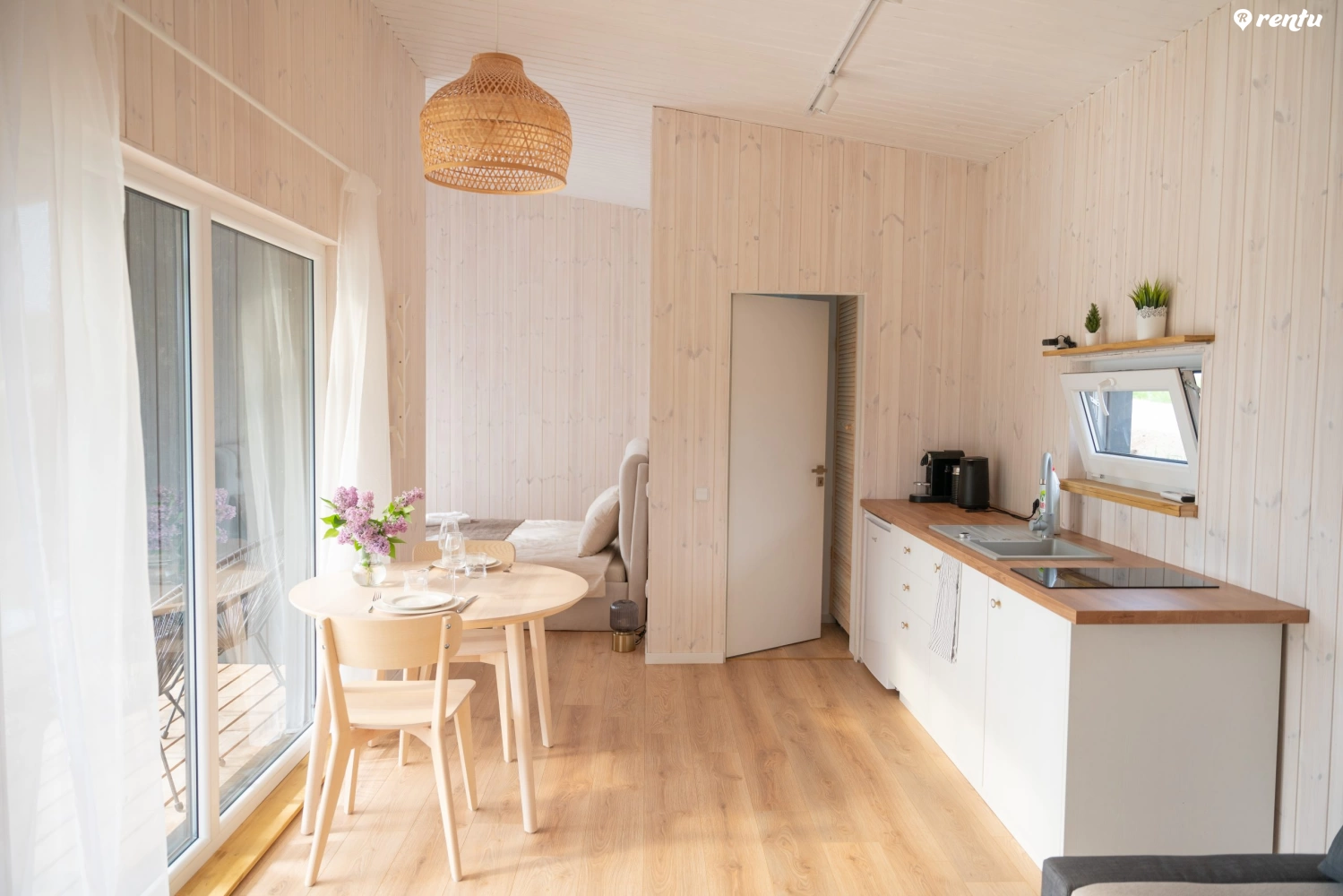 Pineplace Trio JŪRA – Lakefront Cabin with Outdoor Hot Tub