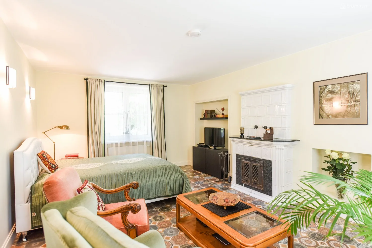 Медовые апартаменты около озера для двоих